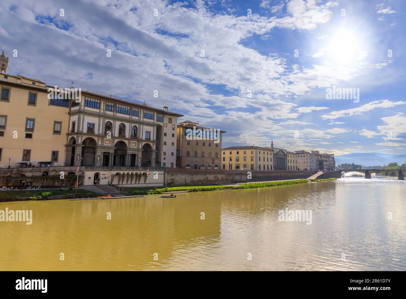 Vue sur le fleuve Arno à Florence, Italie : façade de la Galerie des Offices. Banque D'Images