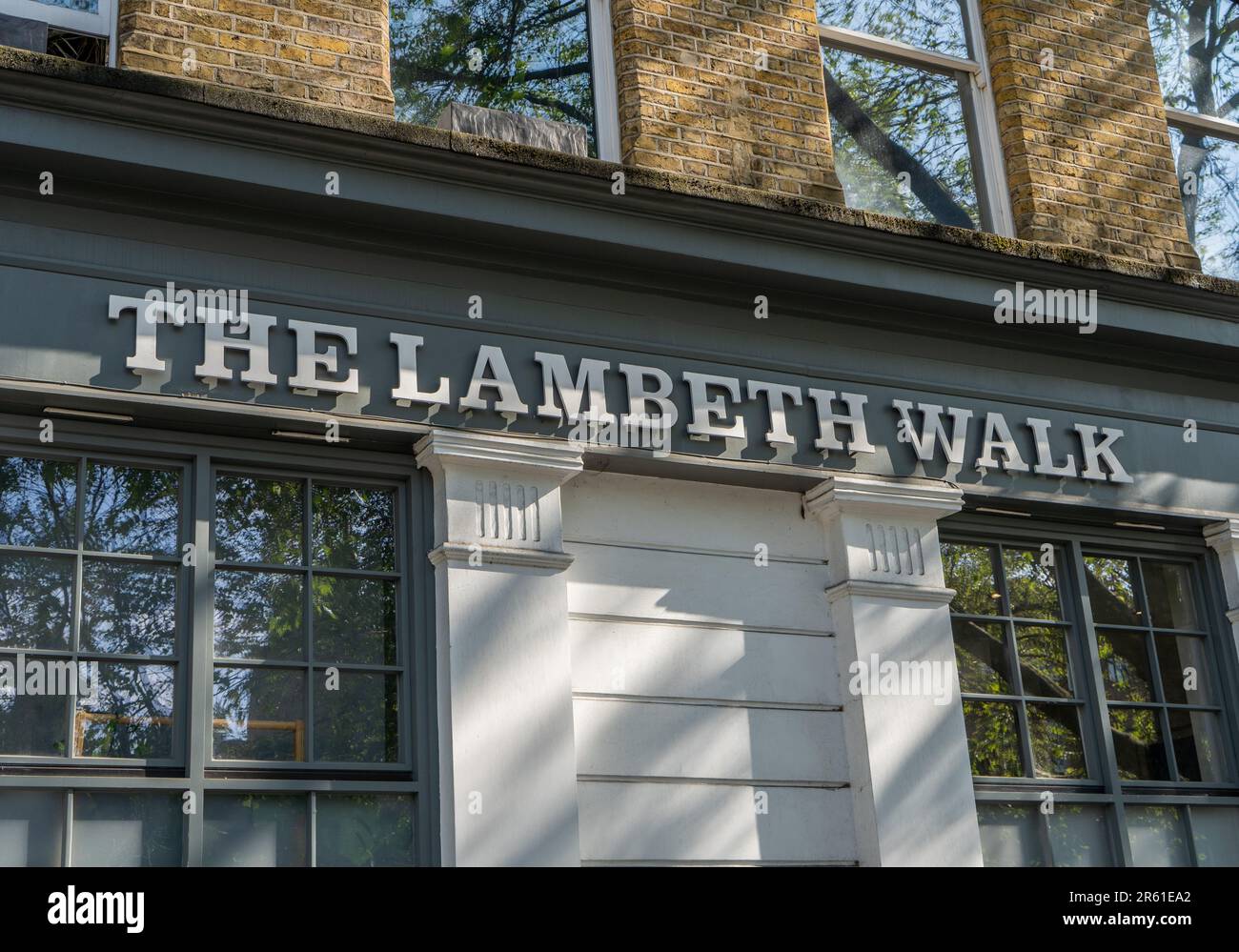 Pub Lambeth Walk rénové dans le passé, Londres, Angleterre, Royaume-Uni Banque D'Images