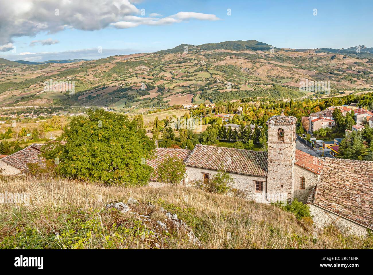 Vue de la Roccione de Pennabilli sur le paysage vallonné de l'Emilia Romagna, Italie Banque D'Images