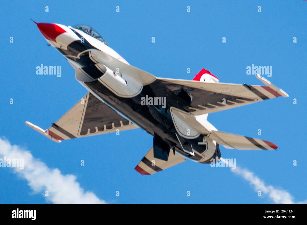 Wantagh, New York, États-Unis - 26 mai 2023 : gros plan d'un F-16 Thunderbird Fighting Falcon Jet avec un fond bleu ciel au-dessus de Jones Beach long Island Banque D'Images