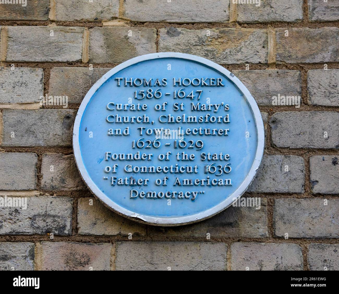 Essex, Royaume-Uni - 7 avril 2023: Plaque près de la cathédrale de Chelmsford dans l'Essex, dédiée à Thomas Hooker - Curate of St. Eglise Marys à Chelmsford et aussi Banque D'Images