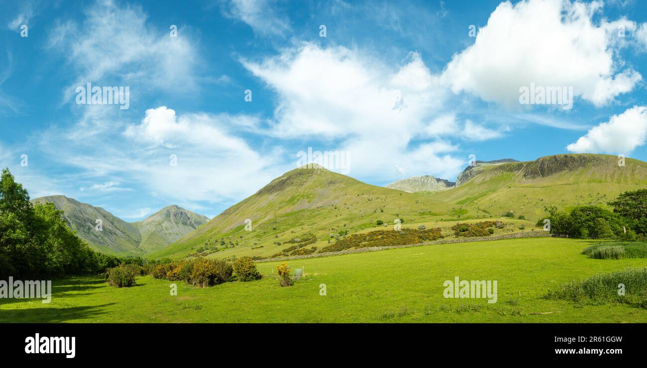 Lake District, Angleterre, Royaume-Uni. Montagnes, de gauche à droite - Kirk Fell, Great Gable, Lingmell, Scafell Pike, Scafell (SCA Fell). Southern Fells Banque D'Images