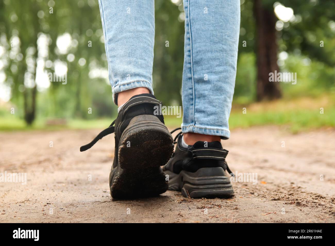 Sneaker mode pour femme avec semelle haute. Chaussure de sport noire pour  femme sur fond de forêt. Chaussures, chaussures décontractées en cuir.  Modèle, maquette Photo Stock - Alamy