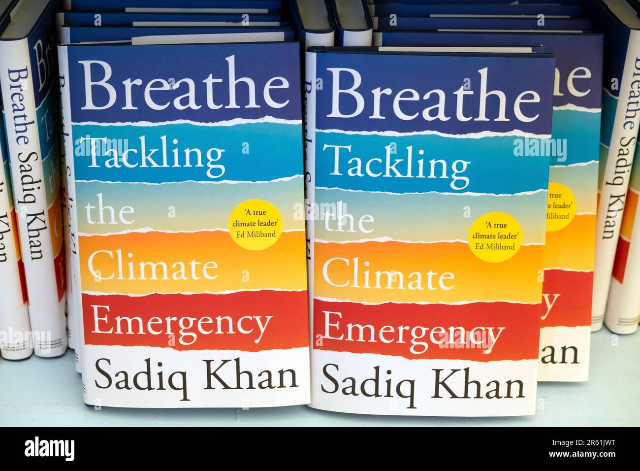 « Breathe Afront the Climate Emergency », maire de Londres, auteur Sadiq Khan livre couverture Climate Crisis books at Hay Festival 2023 Hay on Wye Wales UK Banque D'Images
