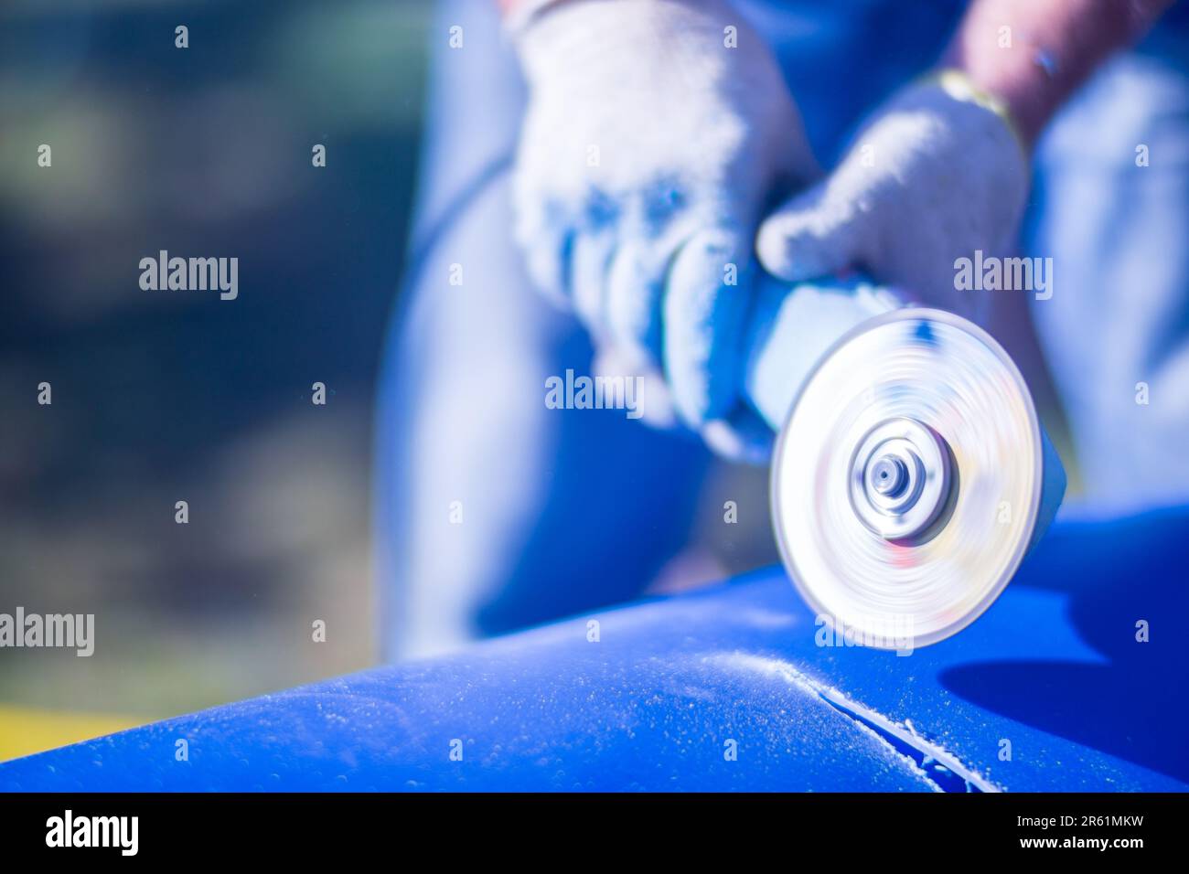 Homme travaillant avec une scie à affûteuse, vue rapprochée de l