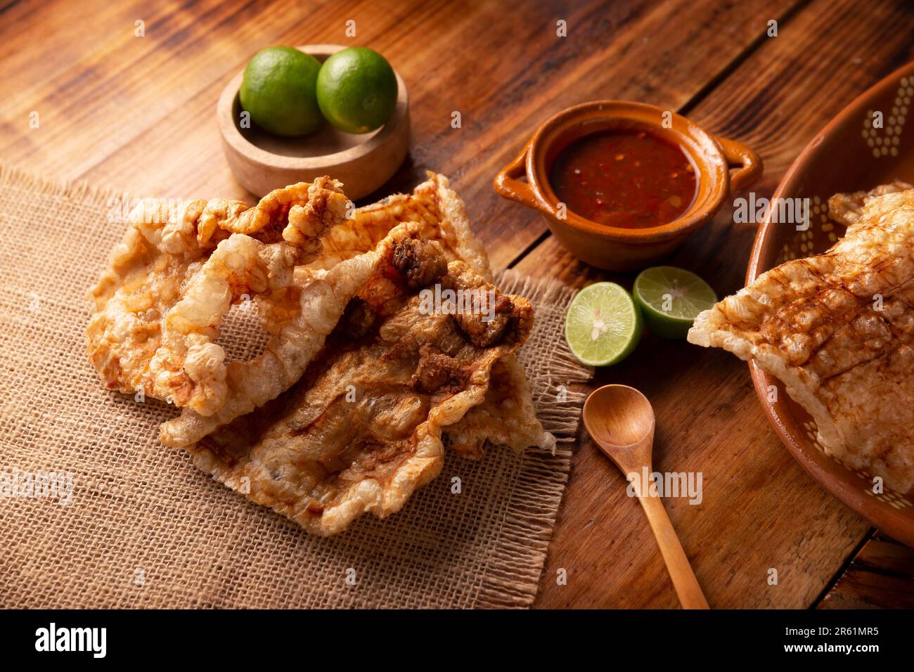 Chicharron. La croûte de porc frite et croustillante est composée de morceaux de peau de porc frite et aérée, d'ingrédients mexicains traditionnels ou d'en-cas servis avec du jus de lime et du ho rouge Banque D'Images