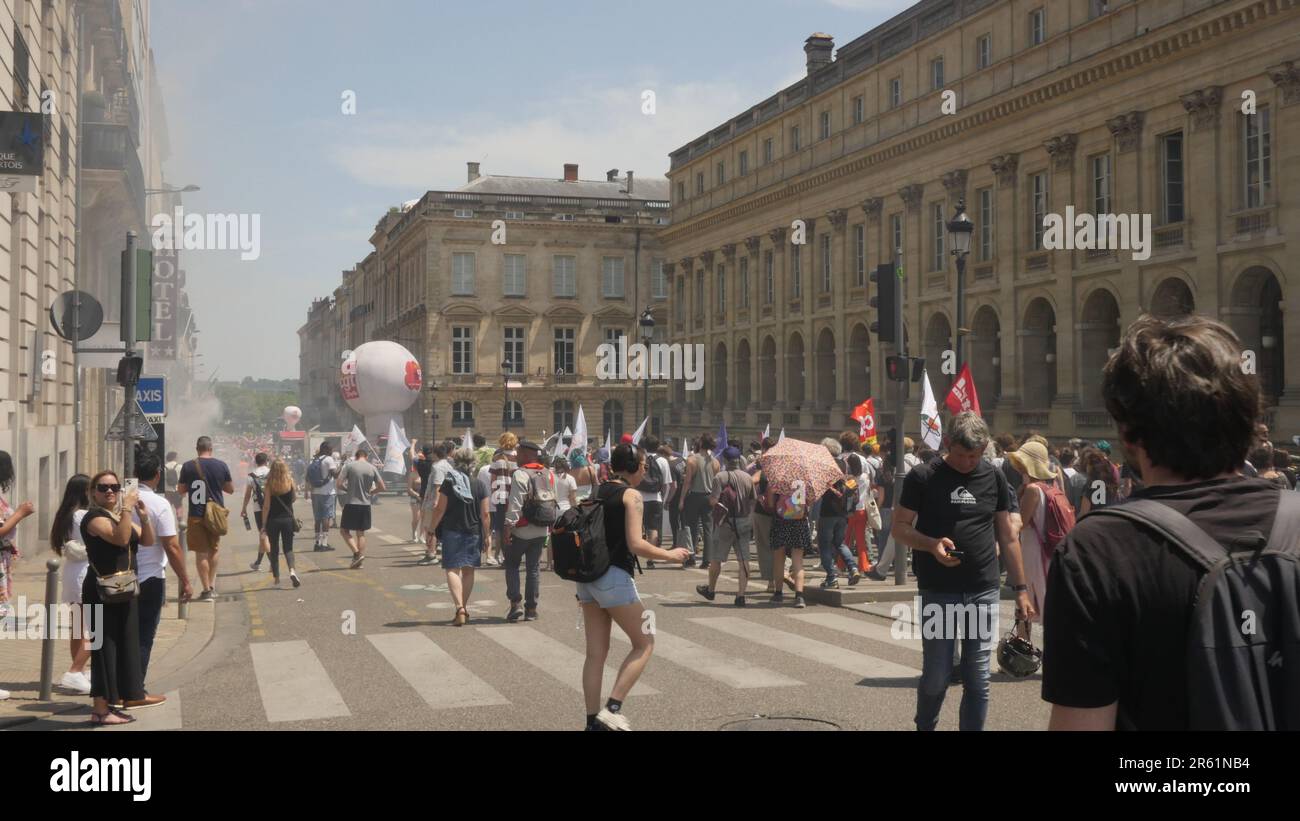 Manifeste à Bordeaux. Les gens descendent dans les rues de Bordeaux pour montrer leur colère à la classe politique et pour avoir la journée de travail... Banque D'Images