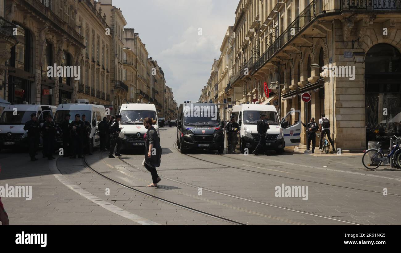 Manifeste à Bordeaux. Les gens descendent dans les rues de Bordeaux pour montrer leur colère à la classe politique et pour avoir la journée de travail... Banque D'Images