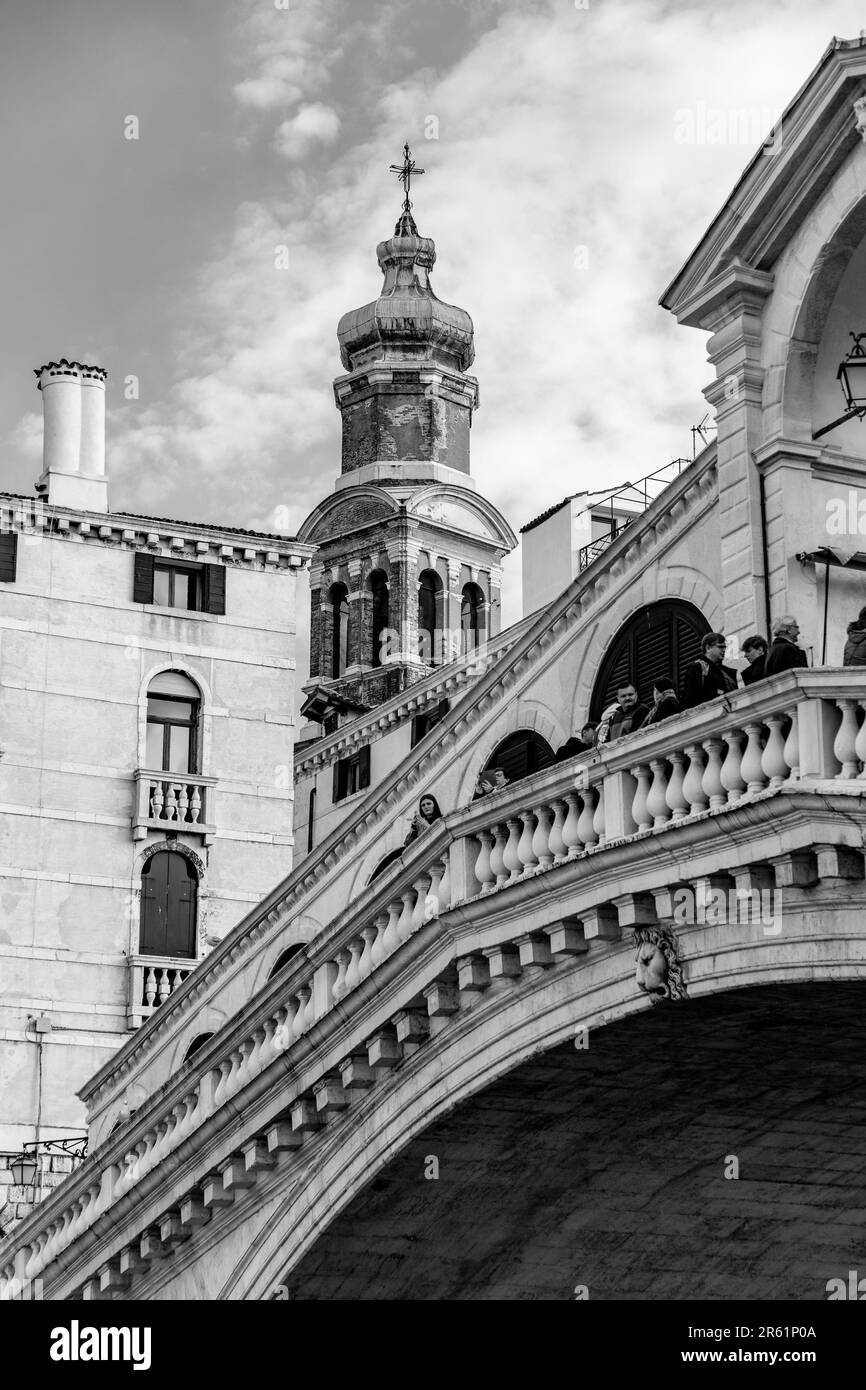 Venise, Italie - 3 avril 2022 : le pont du Rialto, Ponte di Rialto est le plus ancien des quatre ponts qui enjambent le Grand Canal de Venise, Italie. Banque D'Images