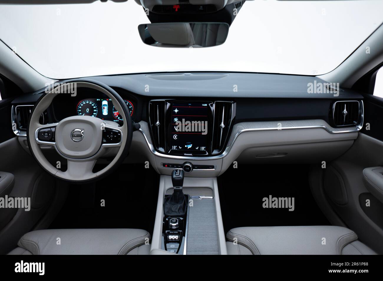 Une vue complète du tableau de bord et de l'intérieur de la Volvo S60 T5 Inscription avec cuir blanc et volant Banque D'Images