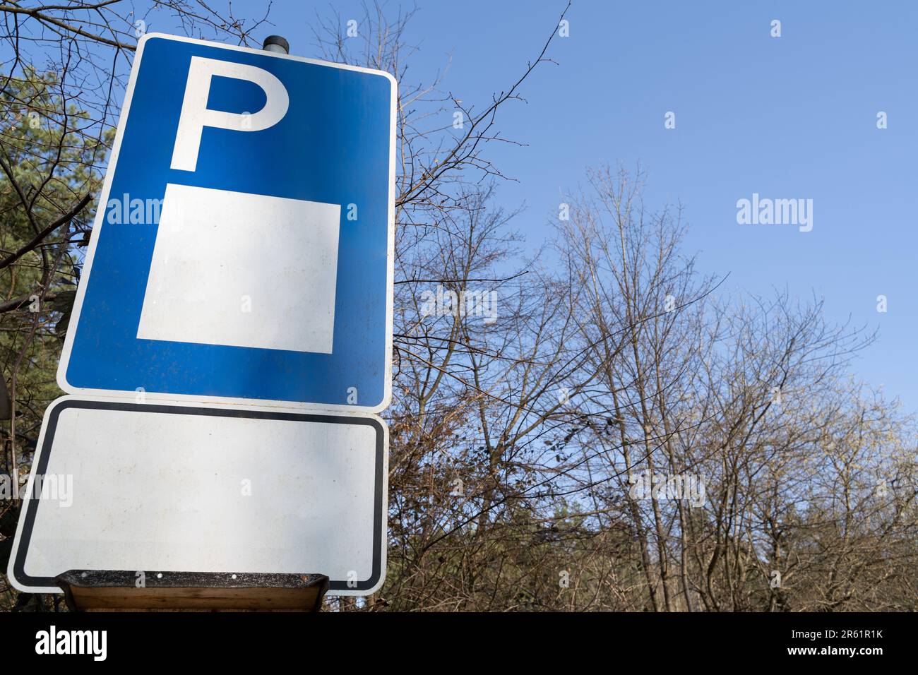 Panneau de stationnement bleu pour les véhicules avec la lettre P et beaucoup d'espace pour le texte Banque D'Images Panneau de stationnement bleu pour les véhicules avec la lettre P et beaucoup d'espace pour le texte Banque D'Images
