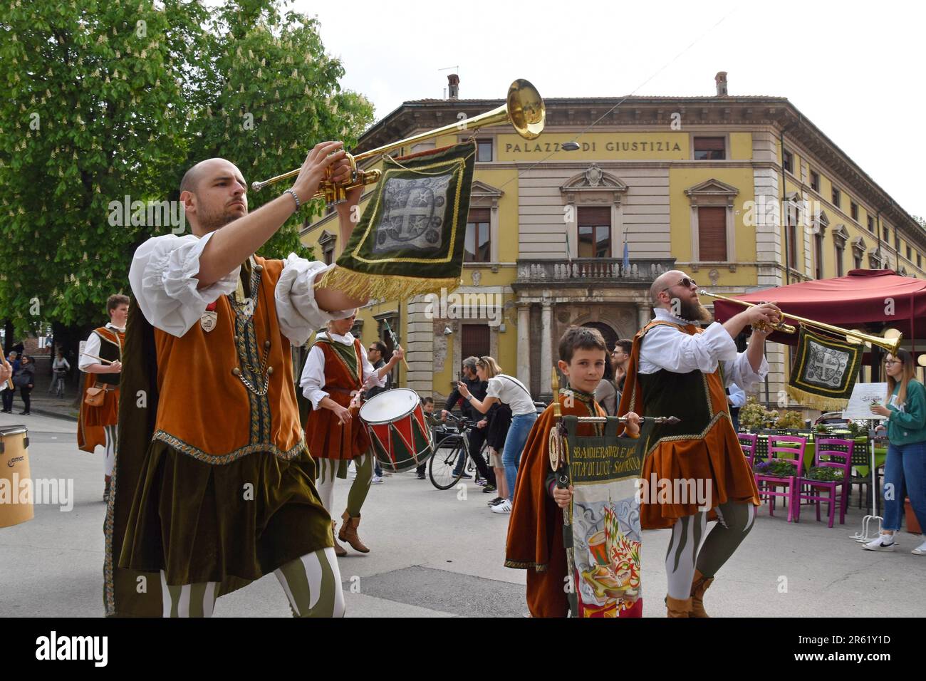 Membres de la Compagnie Balestrieri Lucca, la compagnie historique Crossbow, marchant dans les rues de Lucques, avril 2023 Banque D'Images