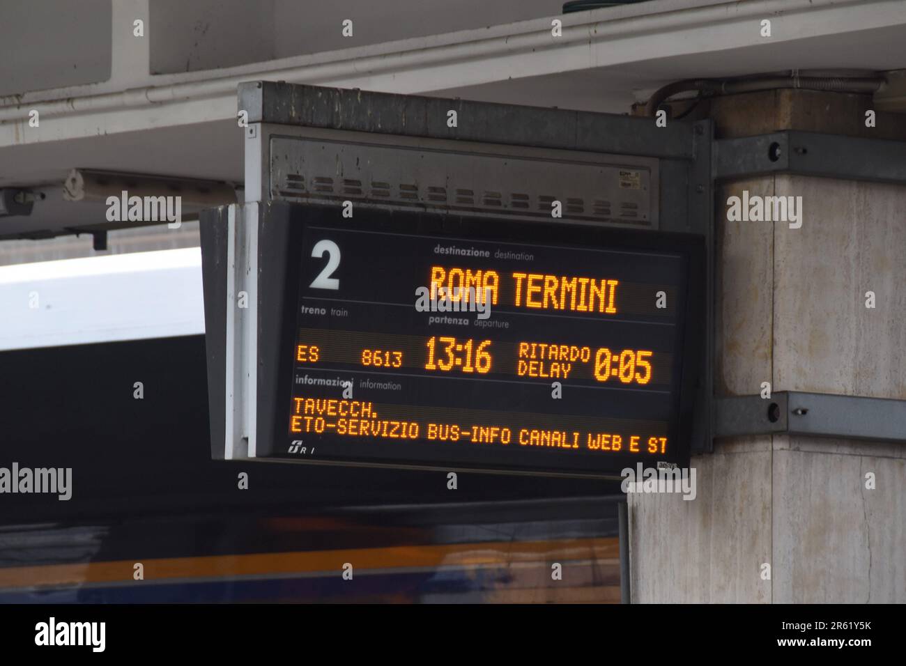 Un indicateur à matrice de points à la gare de la Spezia, en Italie, montrant le retard de fonctionnement d'un train retardé. Avril 2023 Banque D'Images