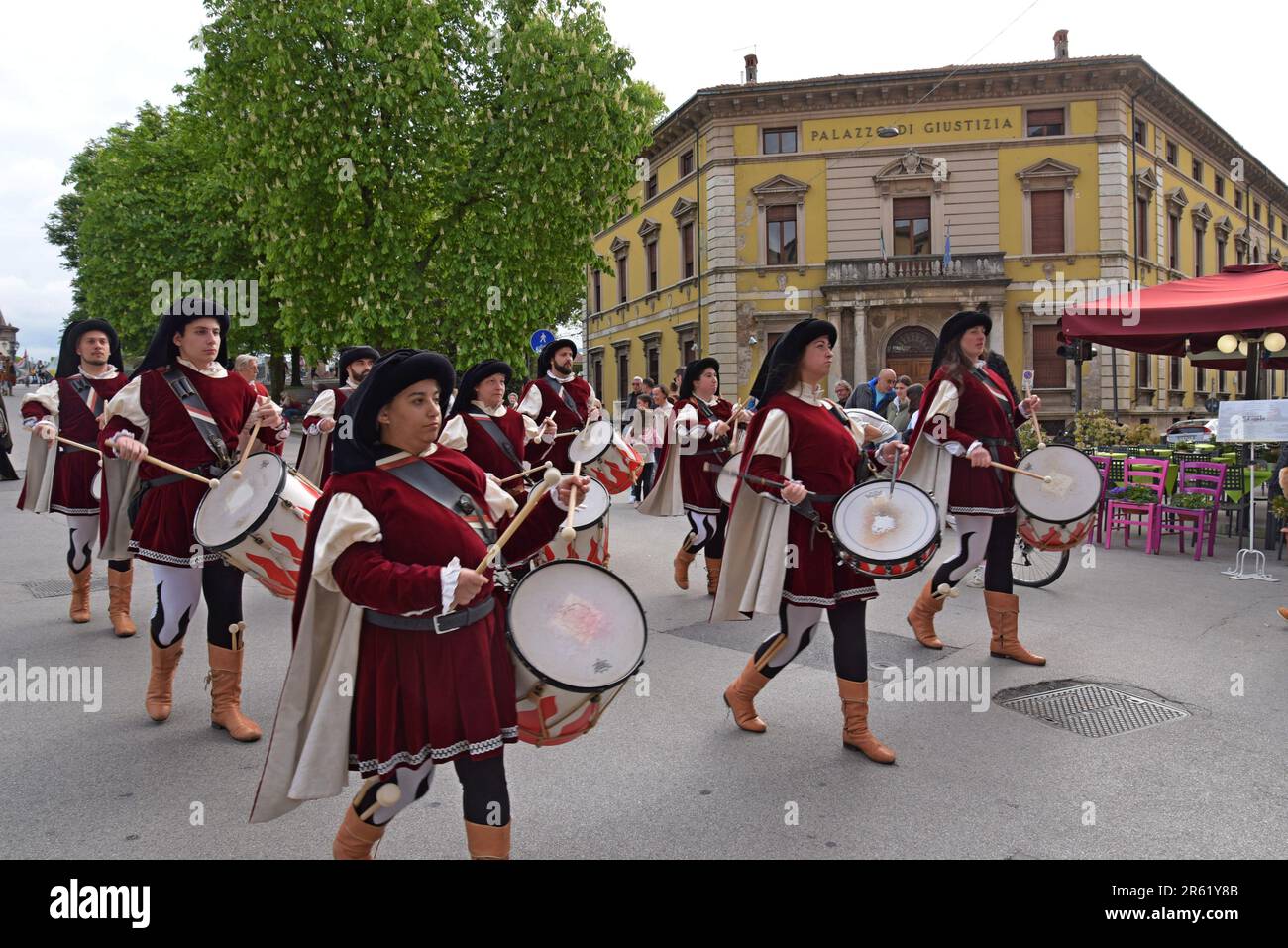 Membres de la bande de marche de la Compagnia Balestrieri Lucca, la compagnie historique Crossbow, marchant dans les rues de la ville historique de Lucques, avril 2023 Banque D'Images