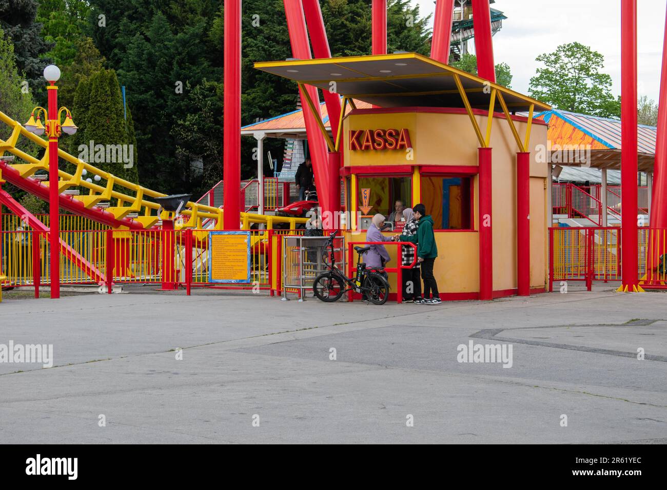 vienne, autriche. 25 avril 2023 l'aventure palpitante commence une promenade en famille en montagnes russes dans le parc d'attractions prater à vienne Banque D'Images