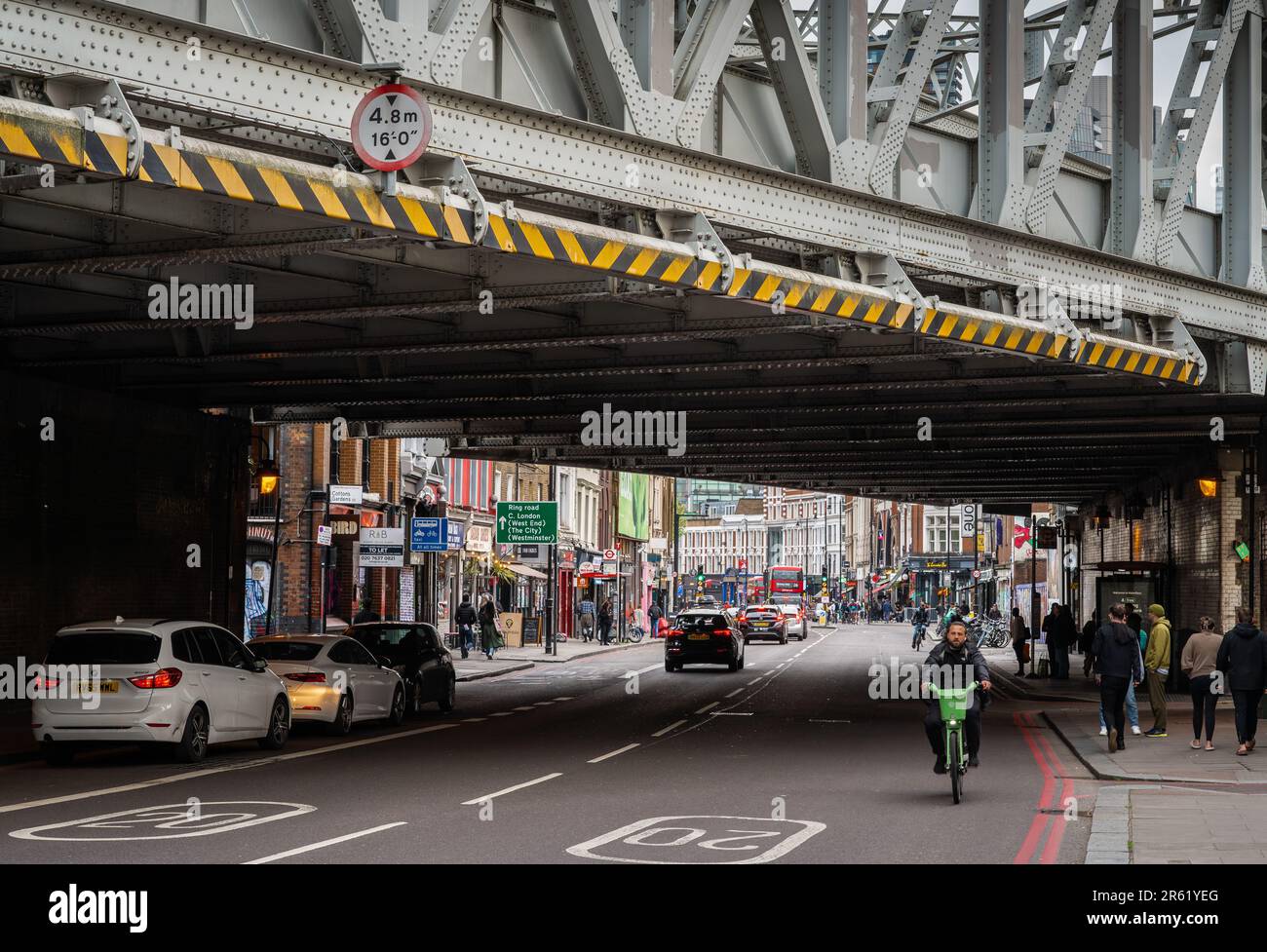 Londres, Royaume-Uni : en regardant vers le sud le long de Kingsland Road à Hoxton, Londres vers Shoreditch High Street. Vue sous un pont ferroviaire. Banque D'Images