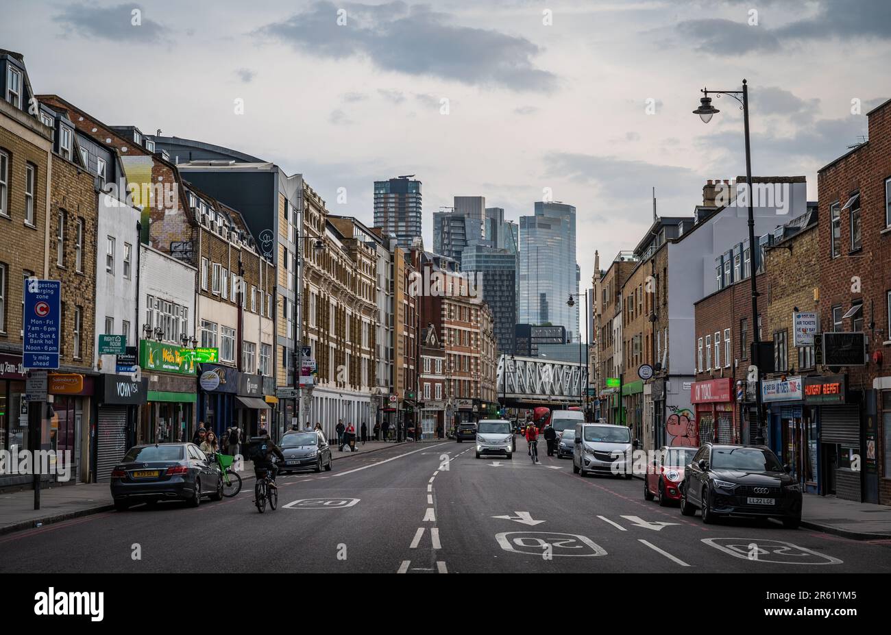 Londres, Royaume-Uni : vue vers le sud le long de Kingsland Road à Hoxton en direction de la City de Londres. Cette route est célèbre pour ses restaurants vietnamiens. Banque D'Images