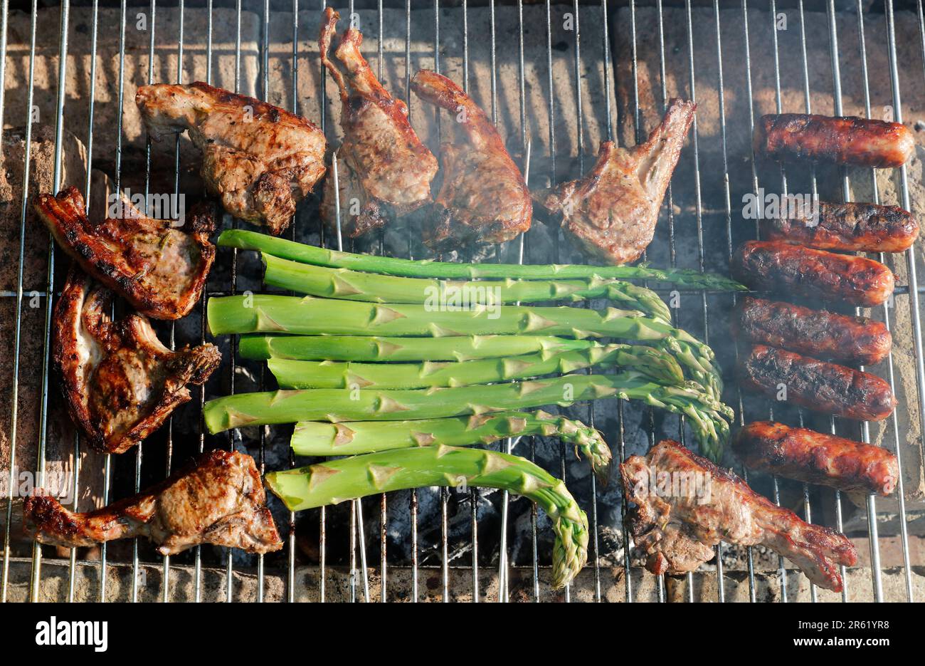 Plats cuisinés au barbecue, asperges, côtelettes d'agneau et saucisses Banque D'Images