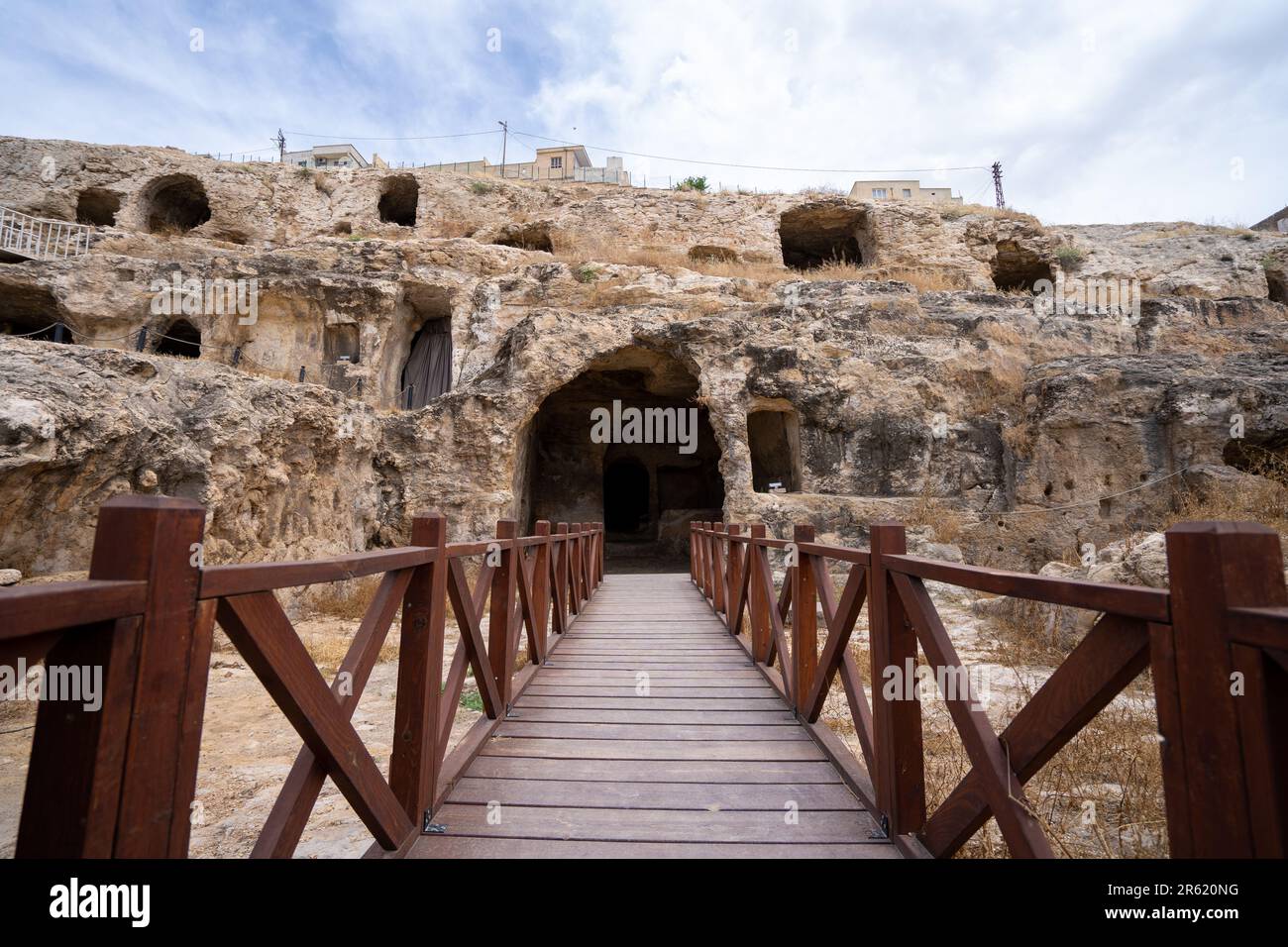 Vue extérieure des tombeaux de roche vieux de 2000 ans de la période romaine dans la nécropole de Kizilkoyun antique. Sanliurfa, Turquie - 06 juin 2023. Banque D'Images