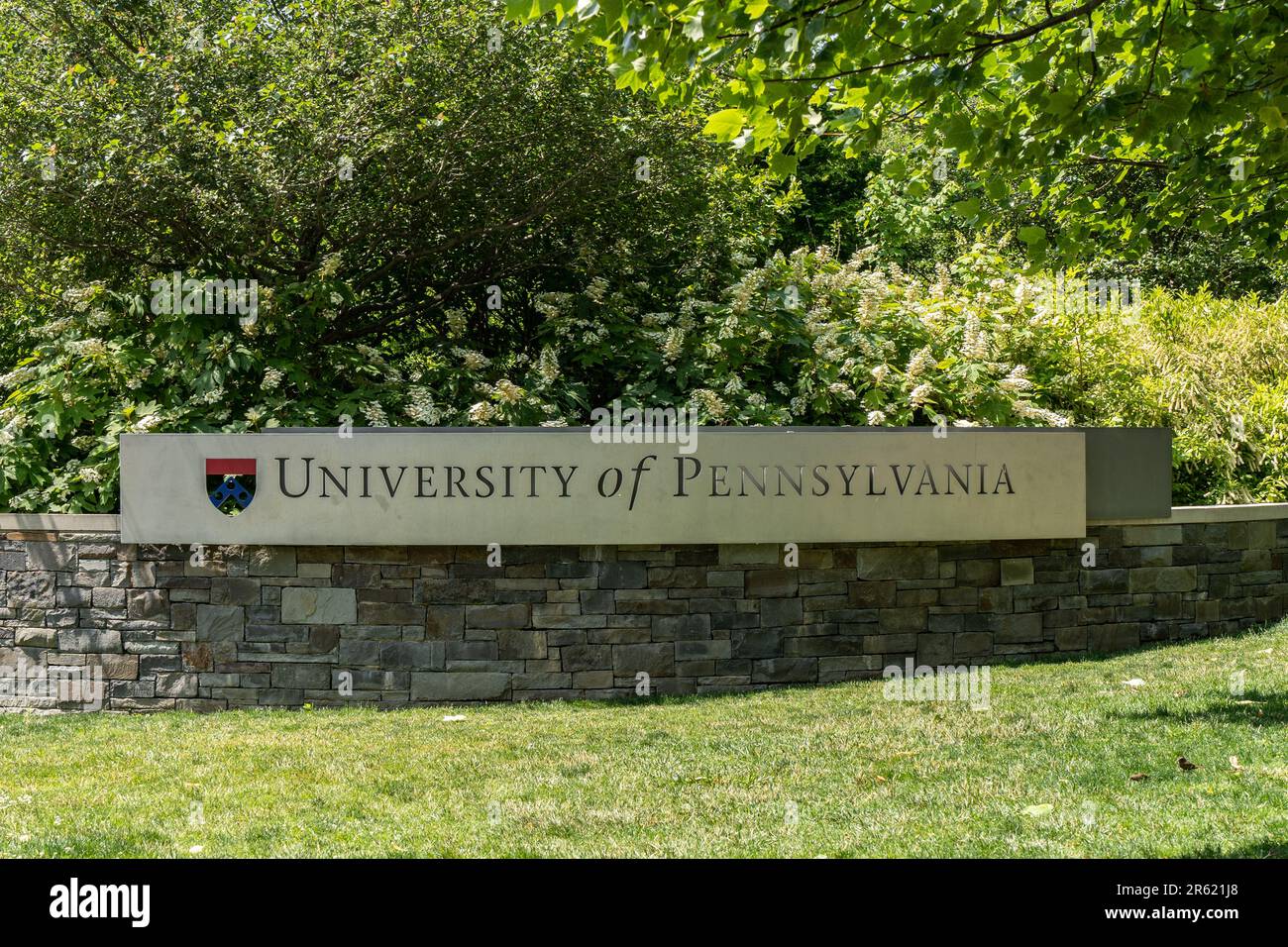Philadelphie, Pennsylvanie – 5 juin 2023 : panneau d'entrée de l'Université de Pennsylvanie. Le campus d'UPenn se trouve à University City, dans l'ouest de Philadelphie Banque D'Images