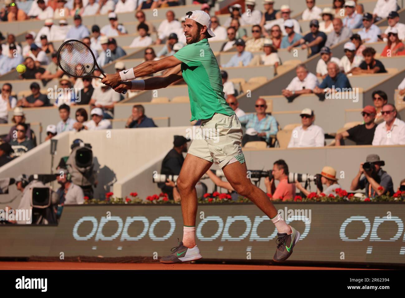 Paris, France. 06th juin 2023. Karen Khachanov, de Russie, joue contre Novak Djokovic, de Serbie, troisième arrivé, à l'Open de tennis français Roland Garros à Paris, en France, mardi, 6 juin 2023. Djokovic a gagné 4-6, 7-6, 6-2, 6-4 et s'est qualifié pour les demi-finales. Photo de Maya Vidon-White/UPI crédit: UPI/Alay Live News Banque D'Images