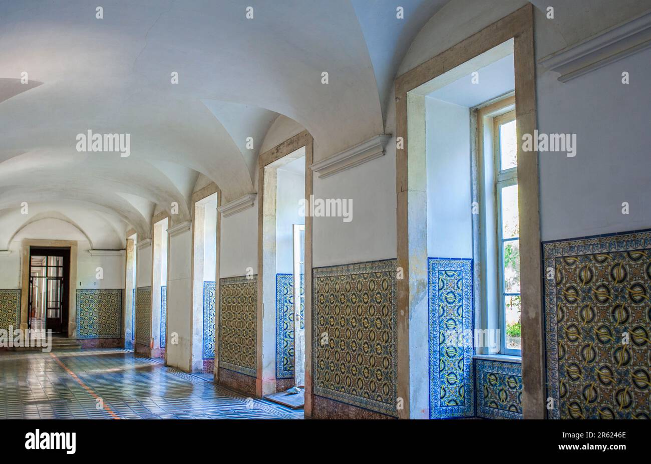 Coimbra, Portugal - septembre 6th 2019 : plinthe de carreaux vitrés colorés. Université de Coimbra. Vue à l'intérieur du bâtiment Banque D'Images