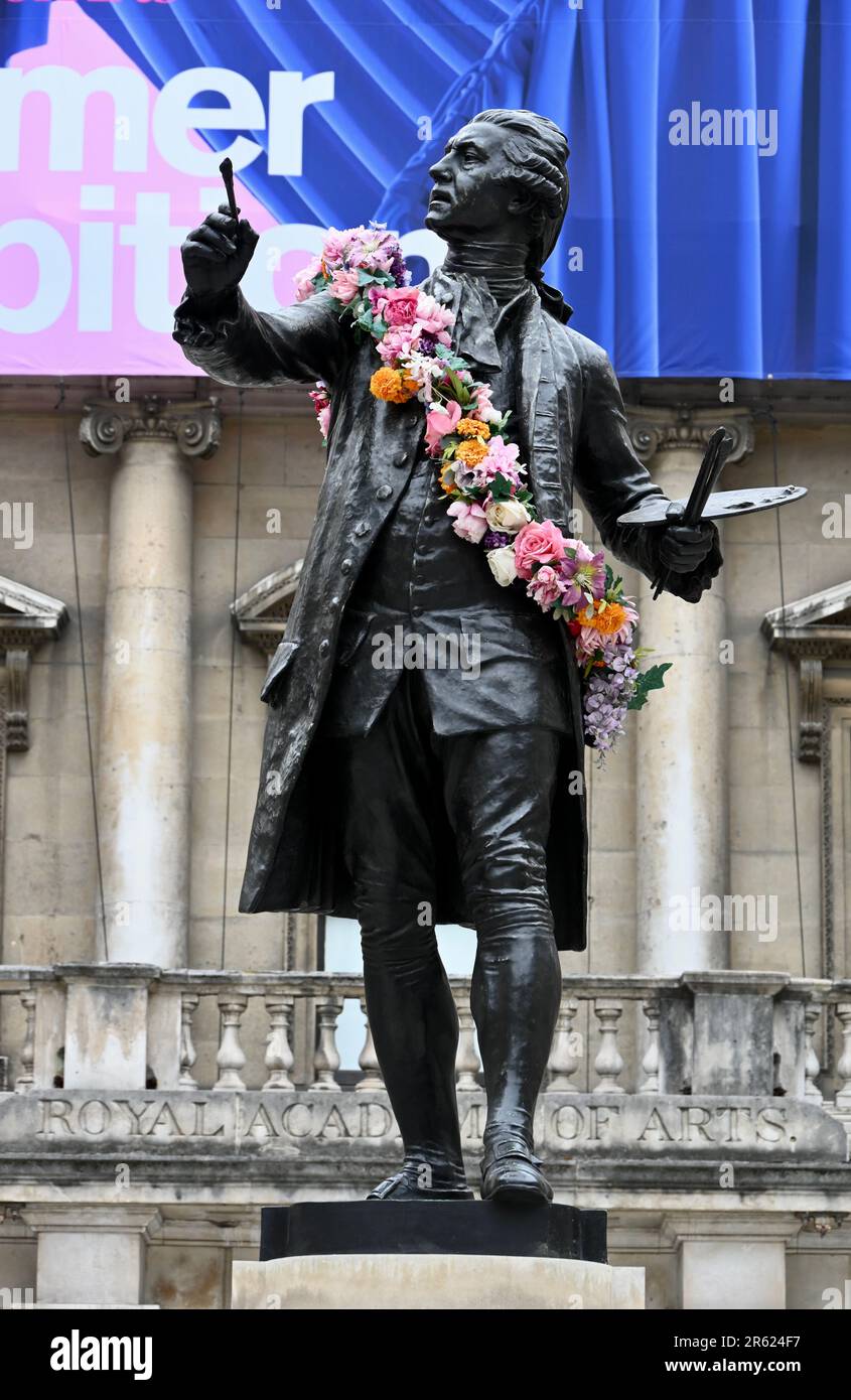 Statue de Joshua Reynolds par Alfred Drury portant une guirlande de fleurs. Royal Academy of Arts Summer Exhibition, Burlington House, Piccadilly, Londres. ROYAUME-UNI Banque D'Images