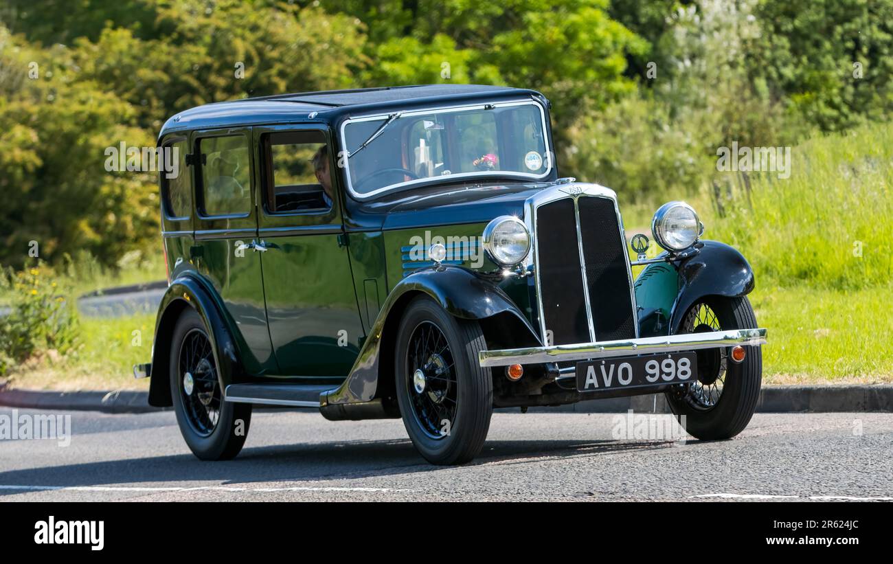 Stony Stratford, Royaume-Uni - 4 juin 2023: 1934 BSA TRICORPS voiture d'époque voyageant sur une route de campagne anglaise. Banque D'Images