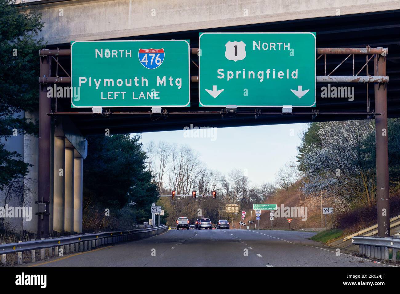 Media, PA - 2 avril 2023: Panneaux de l'autoroute pour l'Interstate 476 Nord vers Plymouth Meeting, Pennsylvanie et route 1 Nord vers Springfield, Pennsylv Banque D'Images