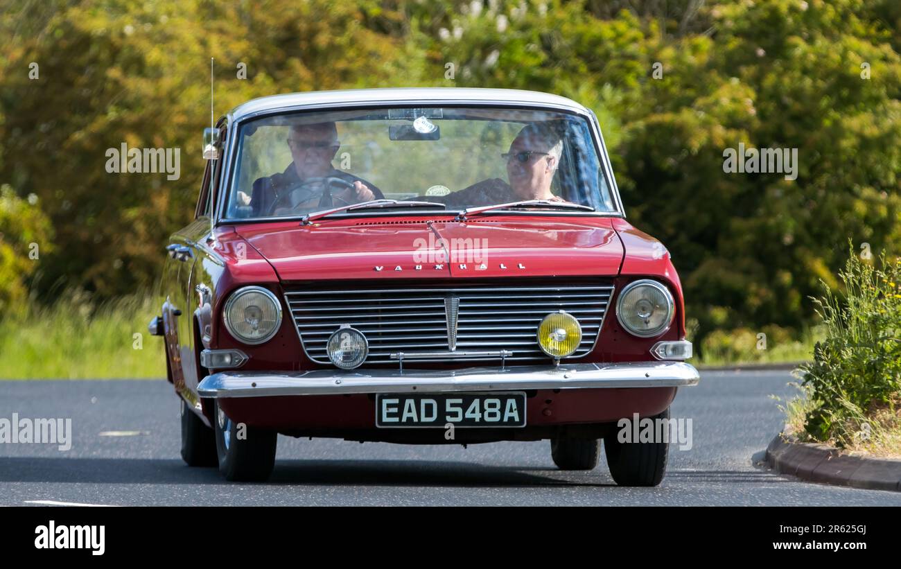 Stony Stratford, Royaume-Uni - 4 juin 2023 : voiture classique VAUXHALL CRESTA 1963 rouge voyageant sur une route de campagne anglaise. Banque D'Images