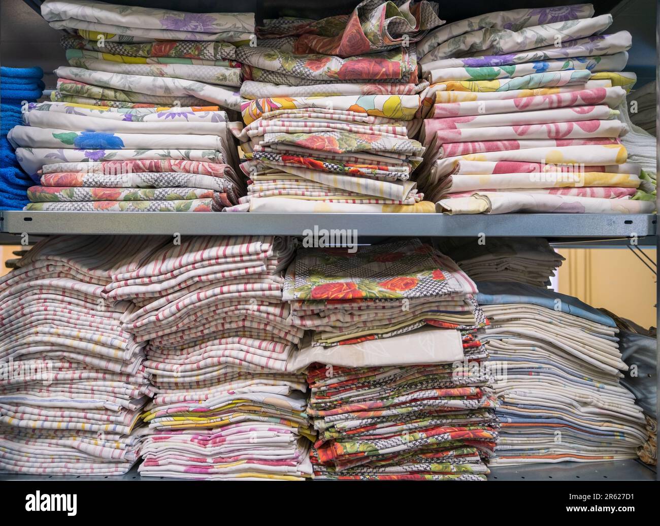 Pile de feuilles ou de tissus propres pliés dans un linge industriel. Services pour hôtels, hôpitaux, cliniques et entreprises Banque D'Images