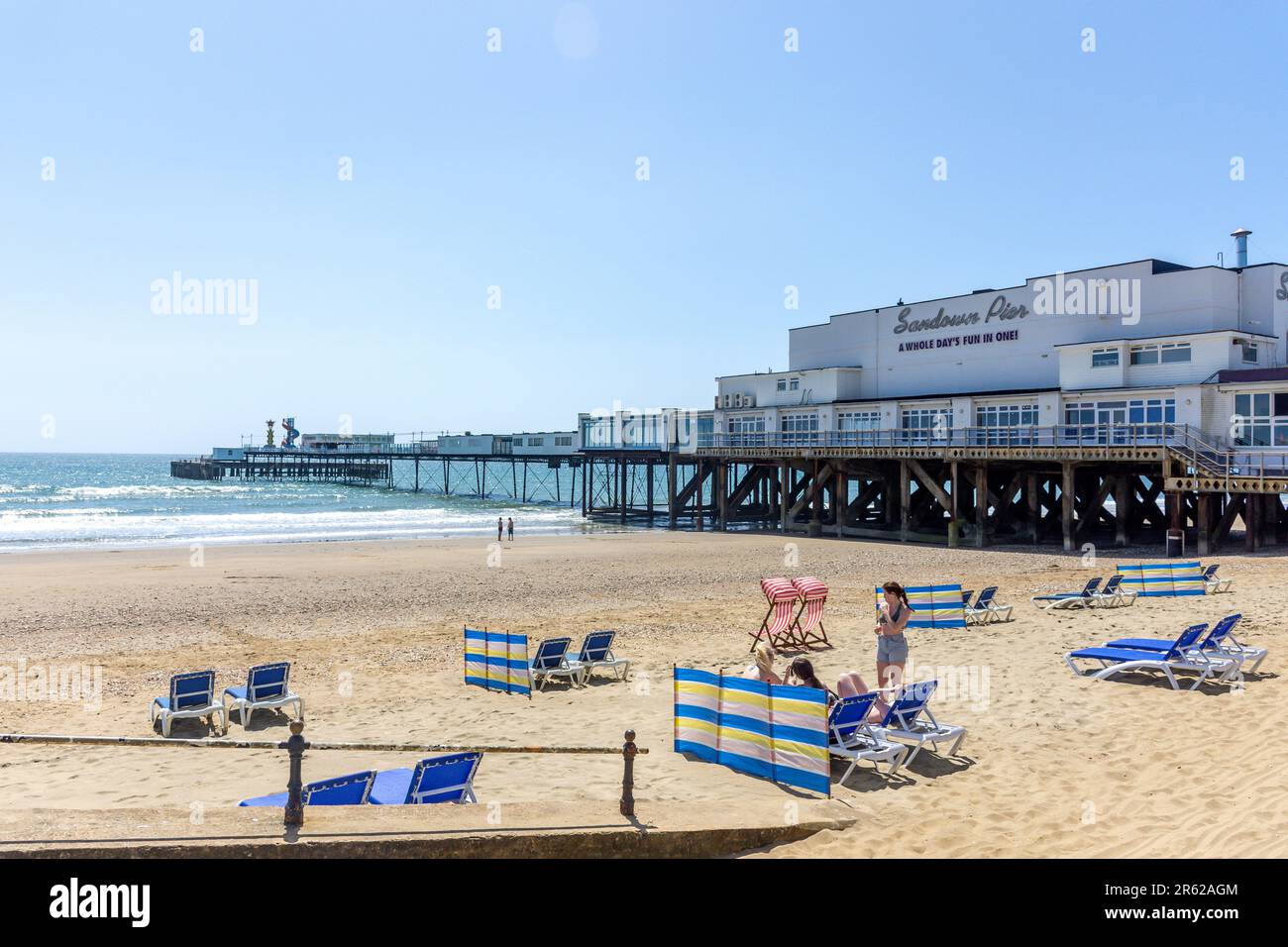 Jetée et plage de Sandown, Esplanade, Sandown, Île de Wight, Angleterre, Royaume-Uni Banque D'Images