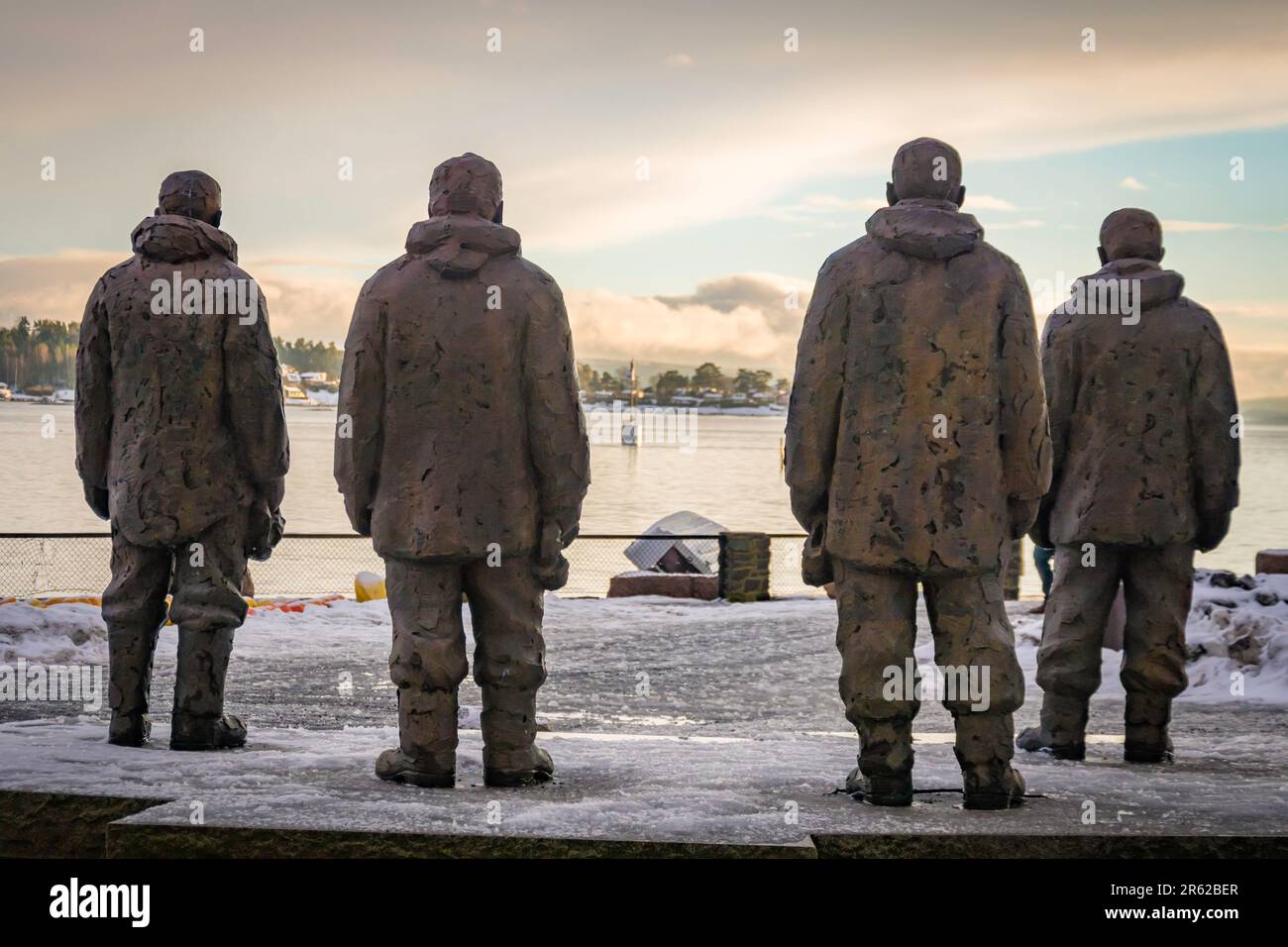 Statue d'explorateurs polaires à l'extérieur du Musée Fram, Oslo, Norvège, vue de l'arrière sur la mer Banque D'Images