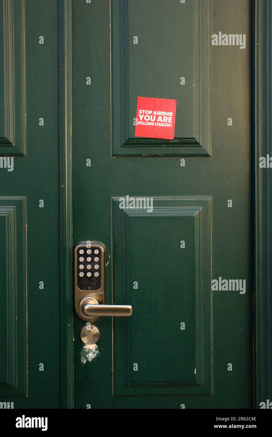 Arrêter airbnb vous tuez l'autocollant de Lisbonne sur une propriété de vacances de laisser Banque D'Images