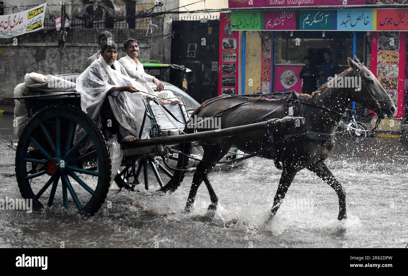Lahore, Pakistan. 6th juin 2023. Les gens font du cheval dans un climat de fortes pluies à Lahore, au Pakistan, sur 6 juin 2023. Credit: Sajjad/Xinhua/Alay Live News Banque D'Images