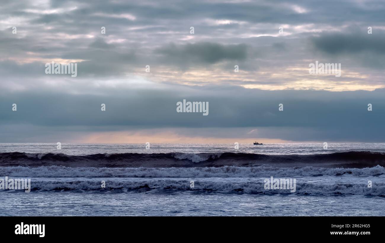 Bateau à homard naviguant sur la mer du Nord au large de la plage de Brora Banque D'Images