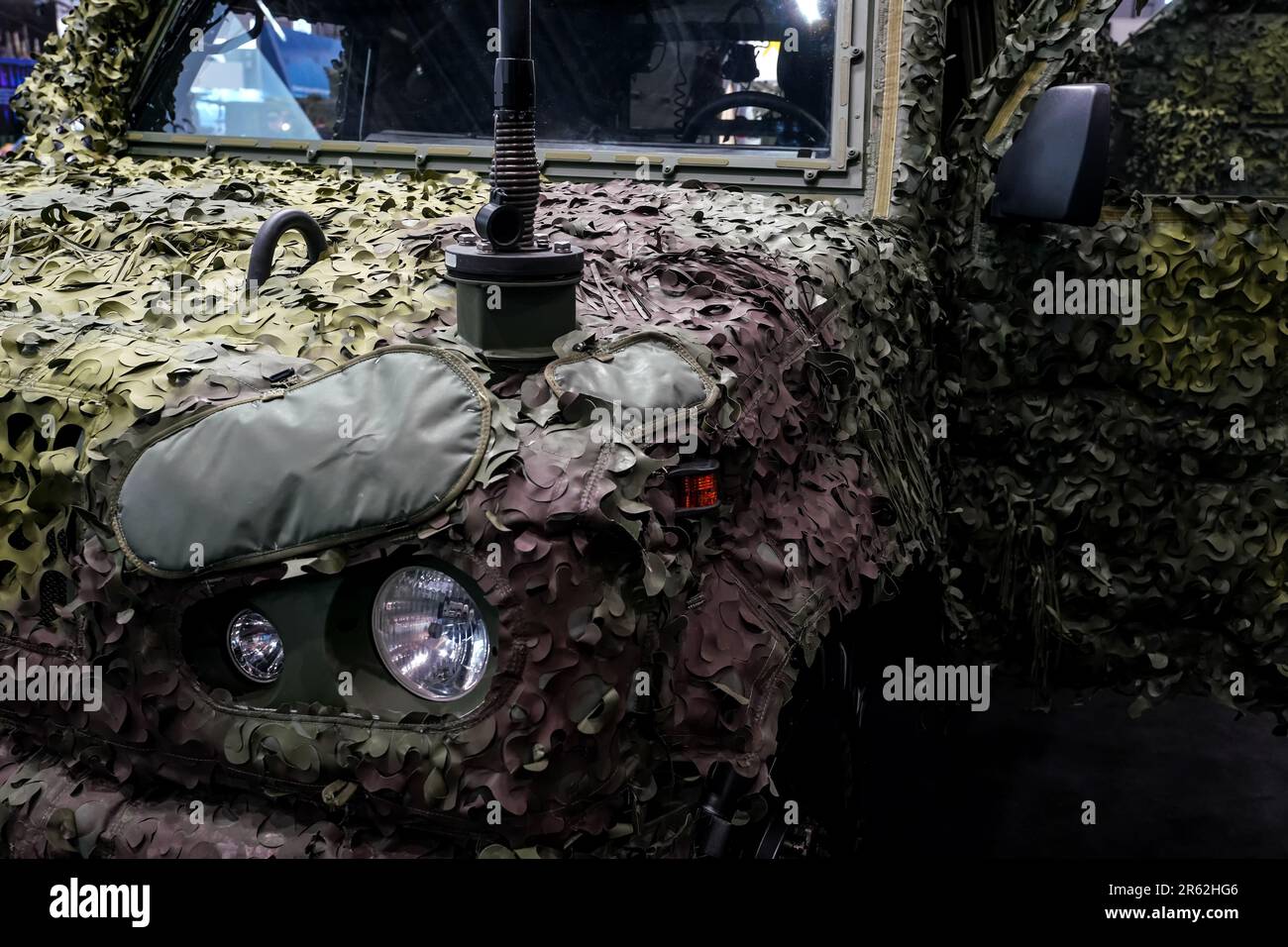 Housse de camouflage pour véhicule militaire blindé – filet de bâche, détail gros plan Banque D'Images