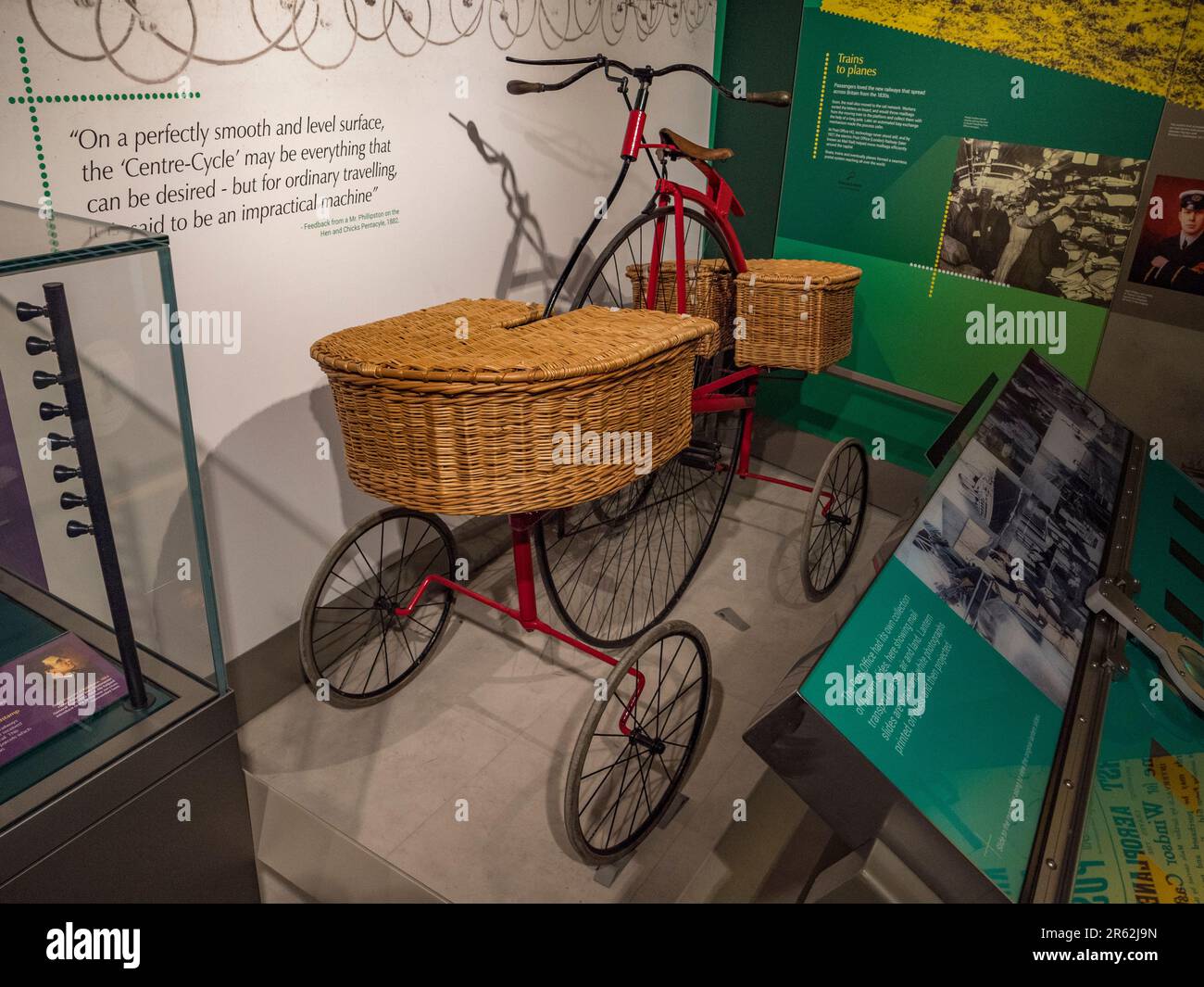 Un cycle à cinq roues utilisé pour la livraison du courrier à Horsham, Sussex (traîné en 1882) exposé au postal Museum de Londres, Royaume-Uni. Banque D'Images