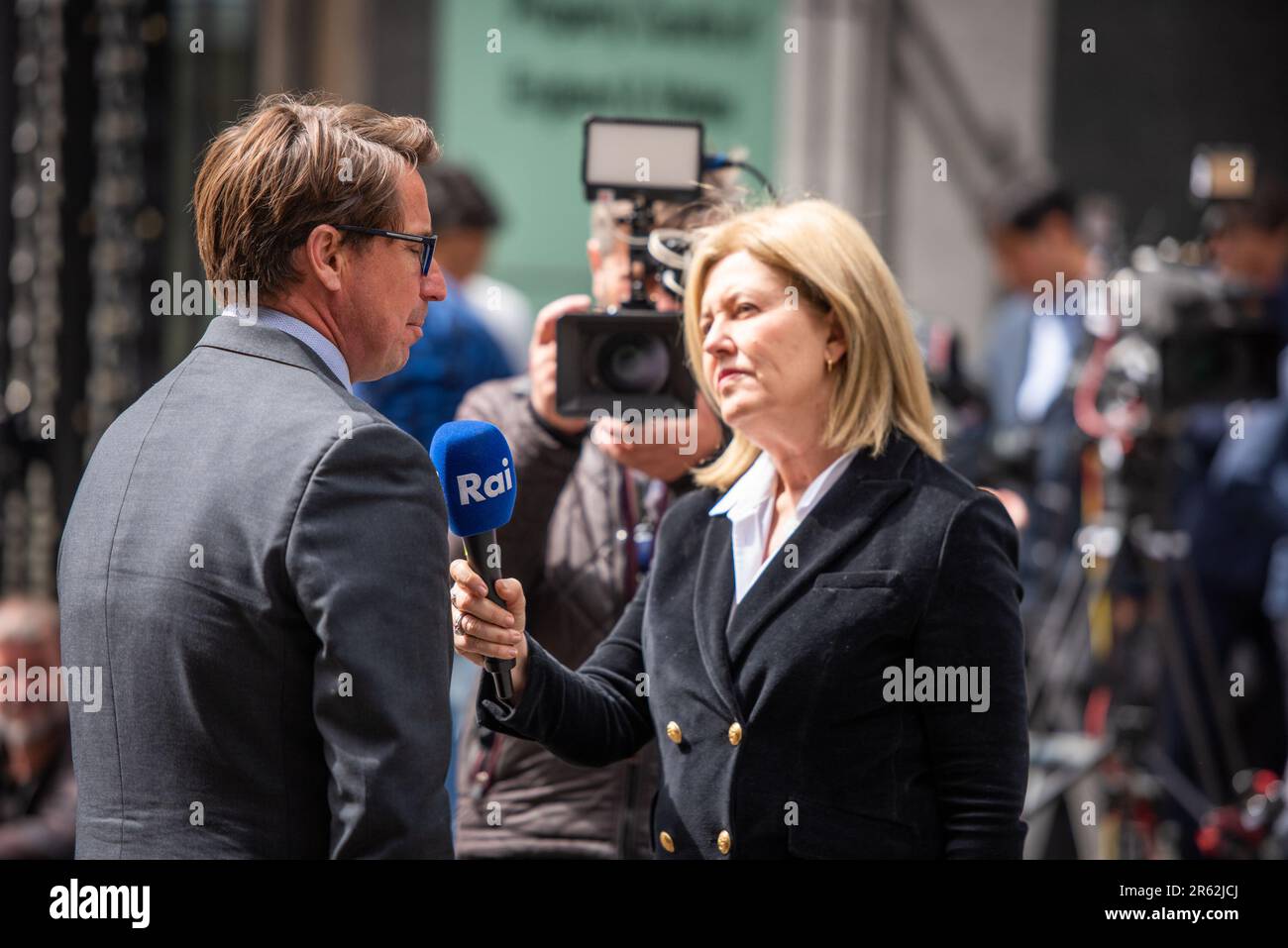 Londres, Royaume-Uni. 06th juin 2023. La presse se réunit devant les cours royales de justice, la haute Cour de Grande-Bretagne, lors du procès du prince Harry, duc de Sussex. Le prince Harry a pris position en tant que témoin dans le cadre de revendications contre un éditeur de tabloïds britannique, le dernier de ses batailles juridiques avec la presse. Le fils plus jeune du roi Charles III deviendra le premier roi britannique à témoigner devant les tribunaux pendant plus d'un siècle lorsqu'il témoignera contre Mirror Group Newspapers (MGN). Crédit : SOPA Images Limited/Alamy Live News Banque D'Images