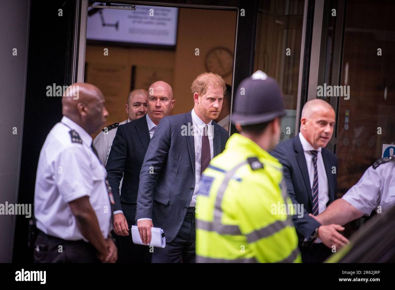 Londres, Royaume-Uni. 06th juin 2023. Le prince Harry, duc de Sussex, quitte les cours royales de justice, la haute Cour de Grande-Bretagne, dans le centre de Londres. Le prince Harry a pris position en tant que témoin dans le cadre de revendications contre un éditeur de tabloïds britannique, le dernier de ses batailles juridiques avec la presse. Le fils plus jeune du roi Charles III deviendra le premier roi britannique à témoigner devant les tribunaux pendant plus d'un siècle lorsqu'il témoignera contre Mirror Group Newspapers (MGN). (Photo de Loredana Sangiuliano/SOPA Images/Sipa USA) crédit: SIPA USA/Alay Live News Banque D'Images