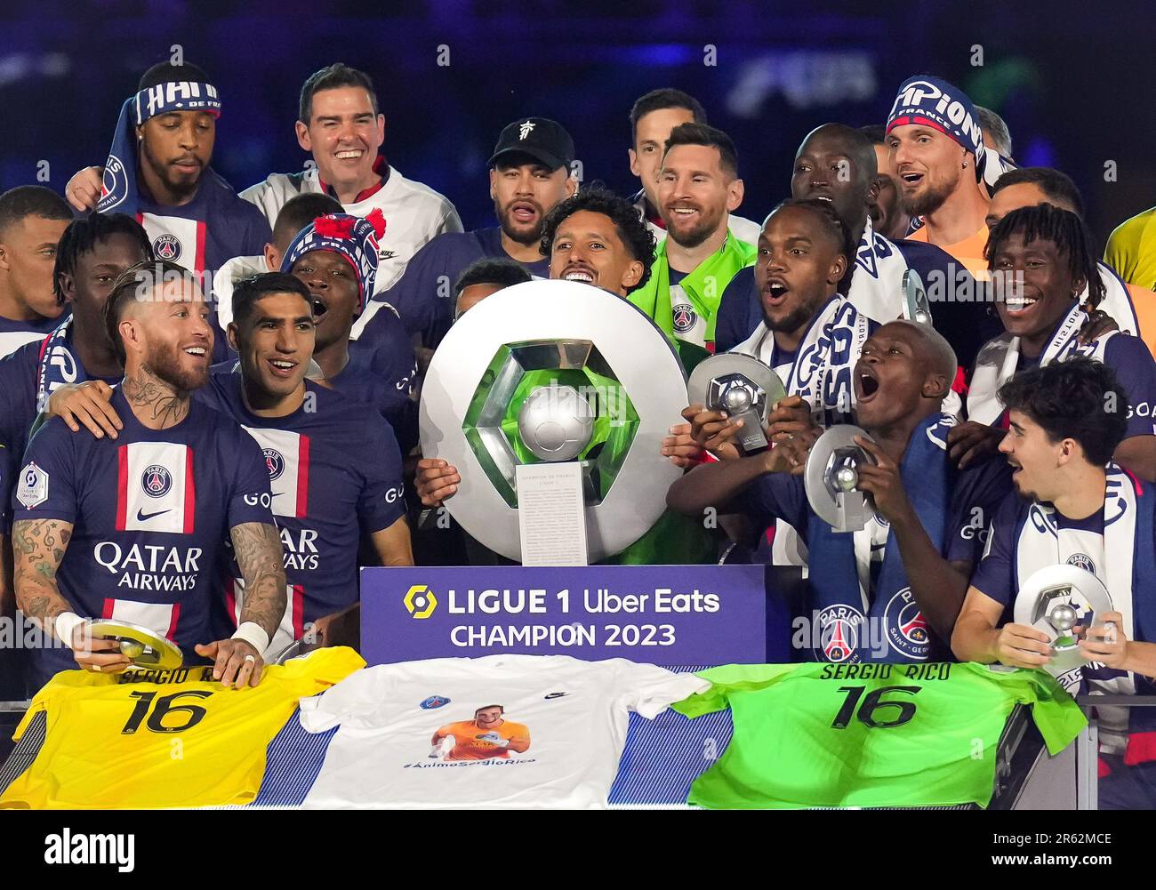 Les joueurs PSG lèvent le trophée 2022/23 gagnant de la Ligue 1 lors du match de la Ligue 1 entre Paris Saint Germain et Clermont foot au Parc des Princes, Paris, Banque D'Images