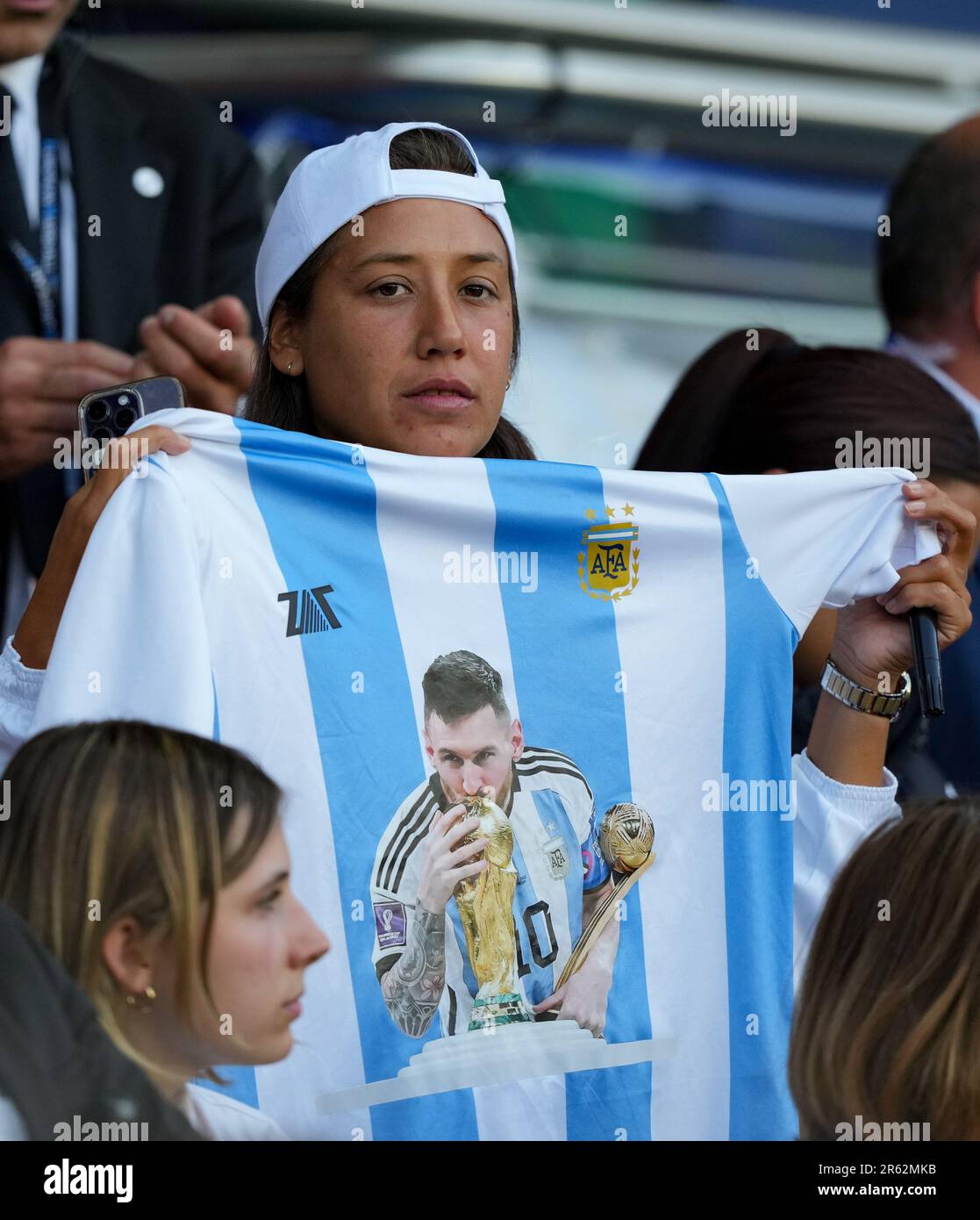 Un supporters affiche un match préliminaire de la coupe du monde Argentina Lionel Messi lors du match de la Ligue 1 entre Paris Saint Germain et Clermont foot au pair Banque D'Images