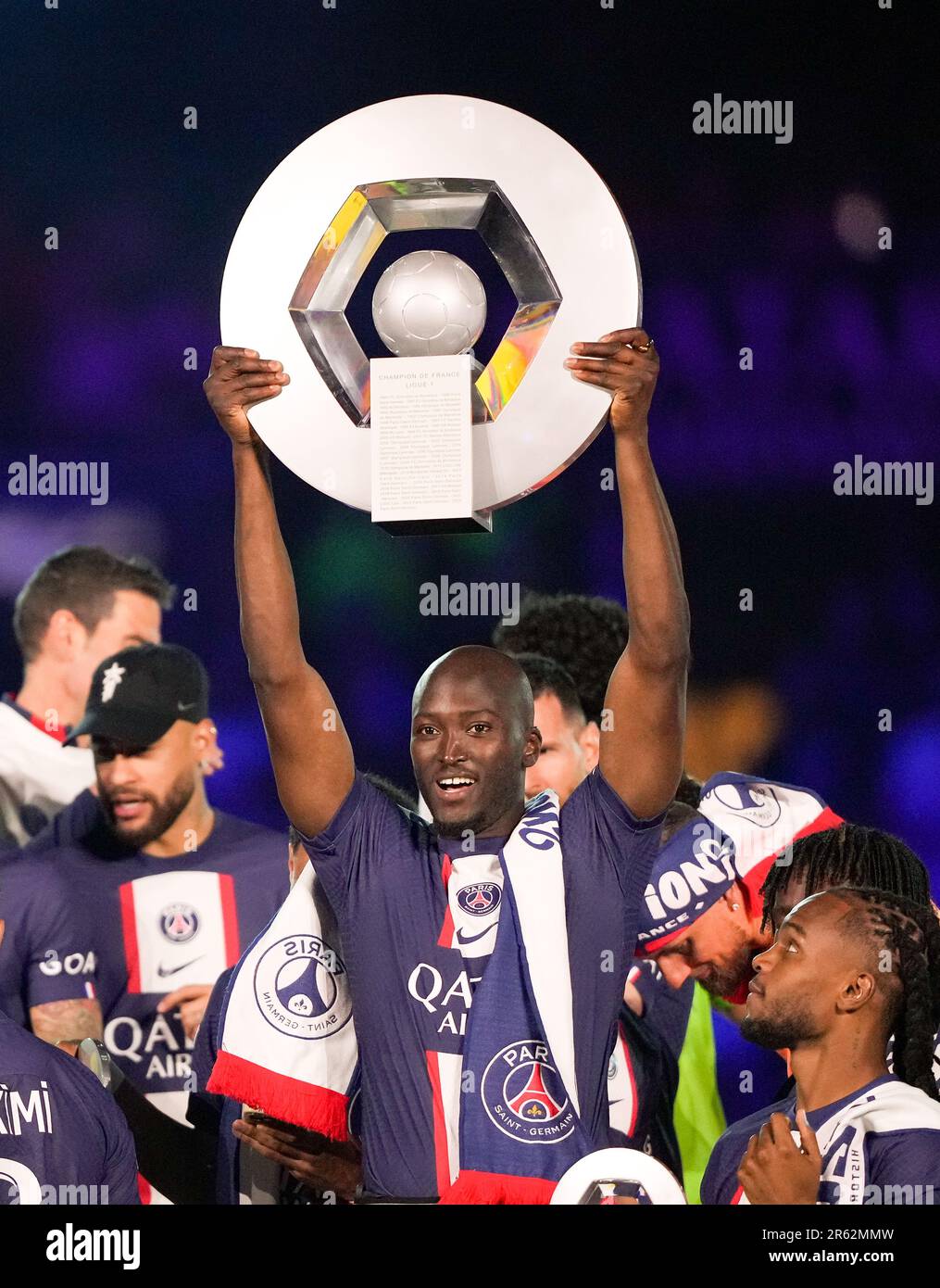 Danilo Pereira de PSG lève le trophée des vainqueurs de la Ligue 1 à la suite du match de la Ligue 1 entre Paris Saint Germain et Clermont foot au Parc des Princes, Banque D'Images