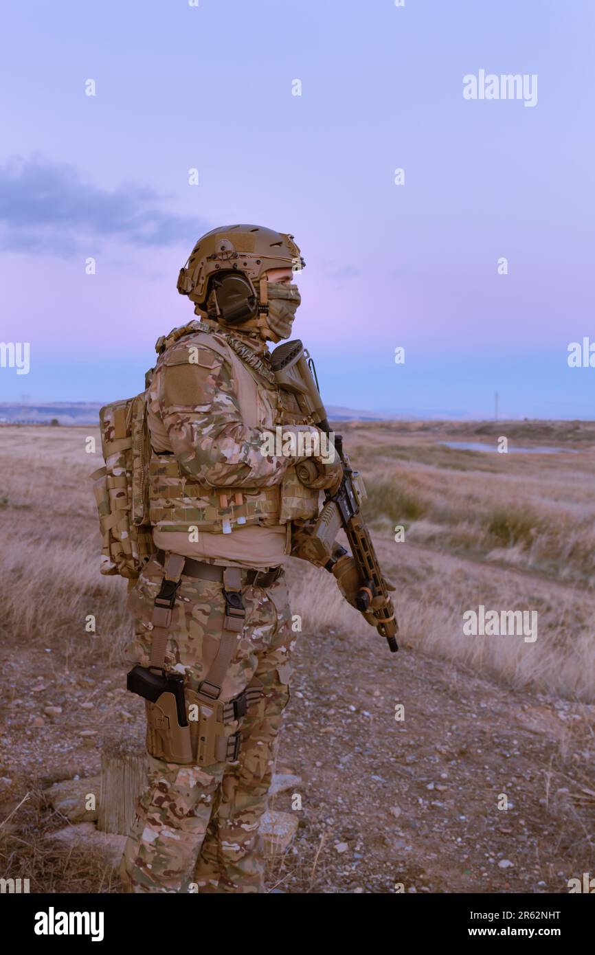 Un homme portant un uniforme militaire avec un fusil Banque D'Images