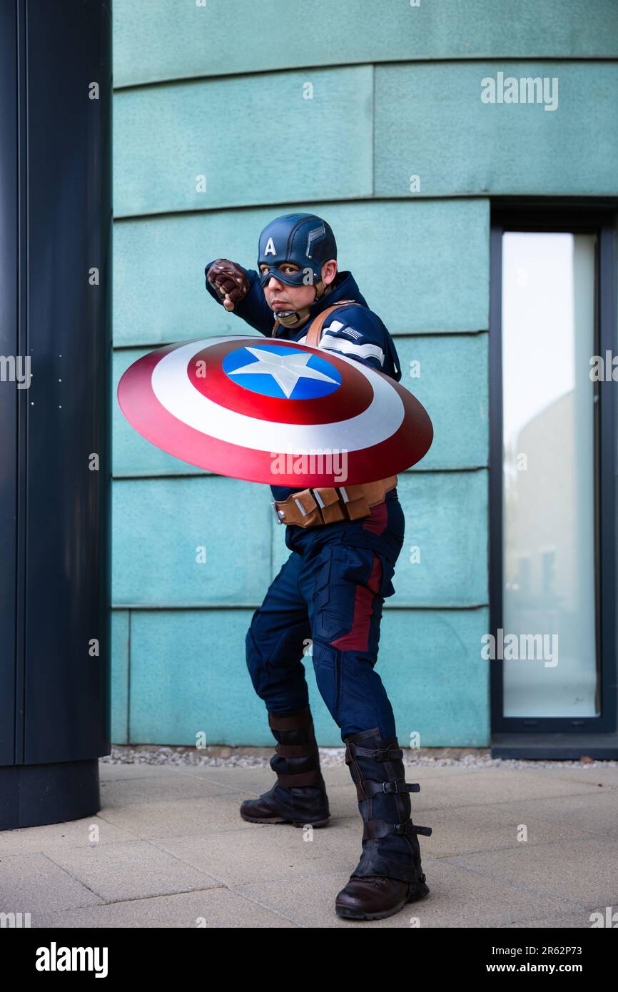HARROGATE, ROYAUME-UNI - 3 JUIN 2023. Un cojoueur masculin portant un costume Captain America avec bouclier dans une posture de combat Banque D'Images