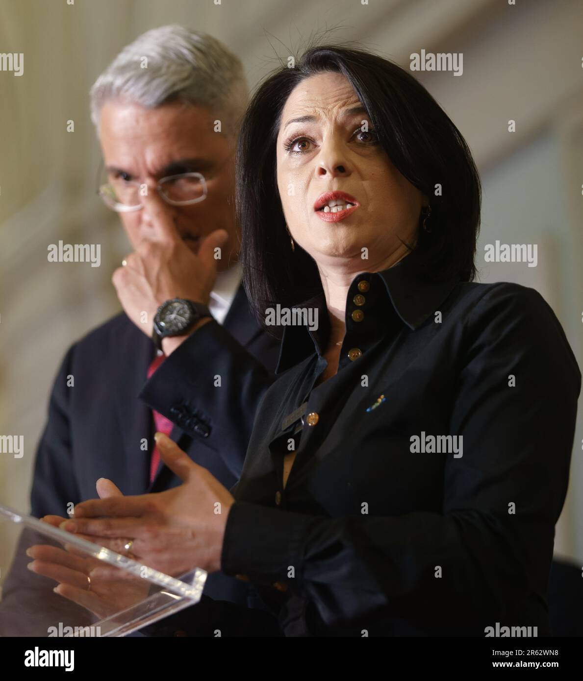 Bucarest, Roumanie. 6th juin 2023 : Ramona Strugariu (R) et Dragos Pislaru, députés et co-présidents du parti REPER, tiennent une conférence de presse sur la grève nationale des enseignants et sur la façon dont le gouvernement et le président de la Roumanie ont géré cette situation, demander la reprise des négociations pour que les étudiants puissent passer leur évaluation nationale et les examens de baccalauréat. Les fédérations syndicales de l'éducation ont entamé une grève nationale sur 22 mai, exigeant des salaires plus élevés et de meilleures conditions de travail. Après plusieurs séries de négociations, les augmentations de salaire offertes par le gouvernement à la Banque D'Images