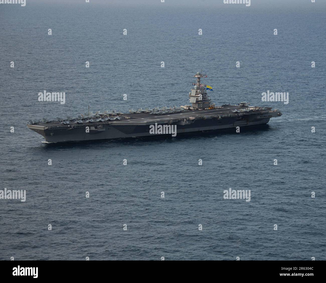 Le plus grand porte-avions USS Gerald R. Ford (CVN 78) de worldÕs vole ...