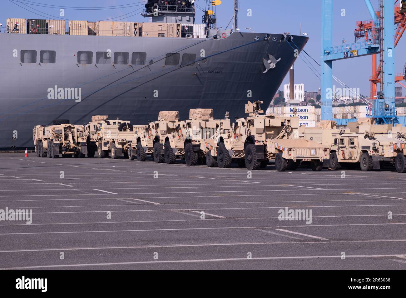 Des véhicules militaires attendent d'être chargés sur l'USNS Bob Hope, dans le port de Tacoma, 25 mai 2023, par le bataillon de transport de 833rd. L'opération fait partie du plus grand déploiement de l'armée dans le pacifique depuis la guerre du Vietnam. (É.-U. Photo de l'armée par le PFC Leif Jensen) Banque D'Images