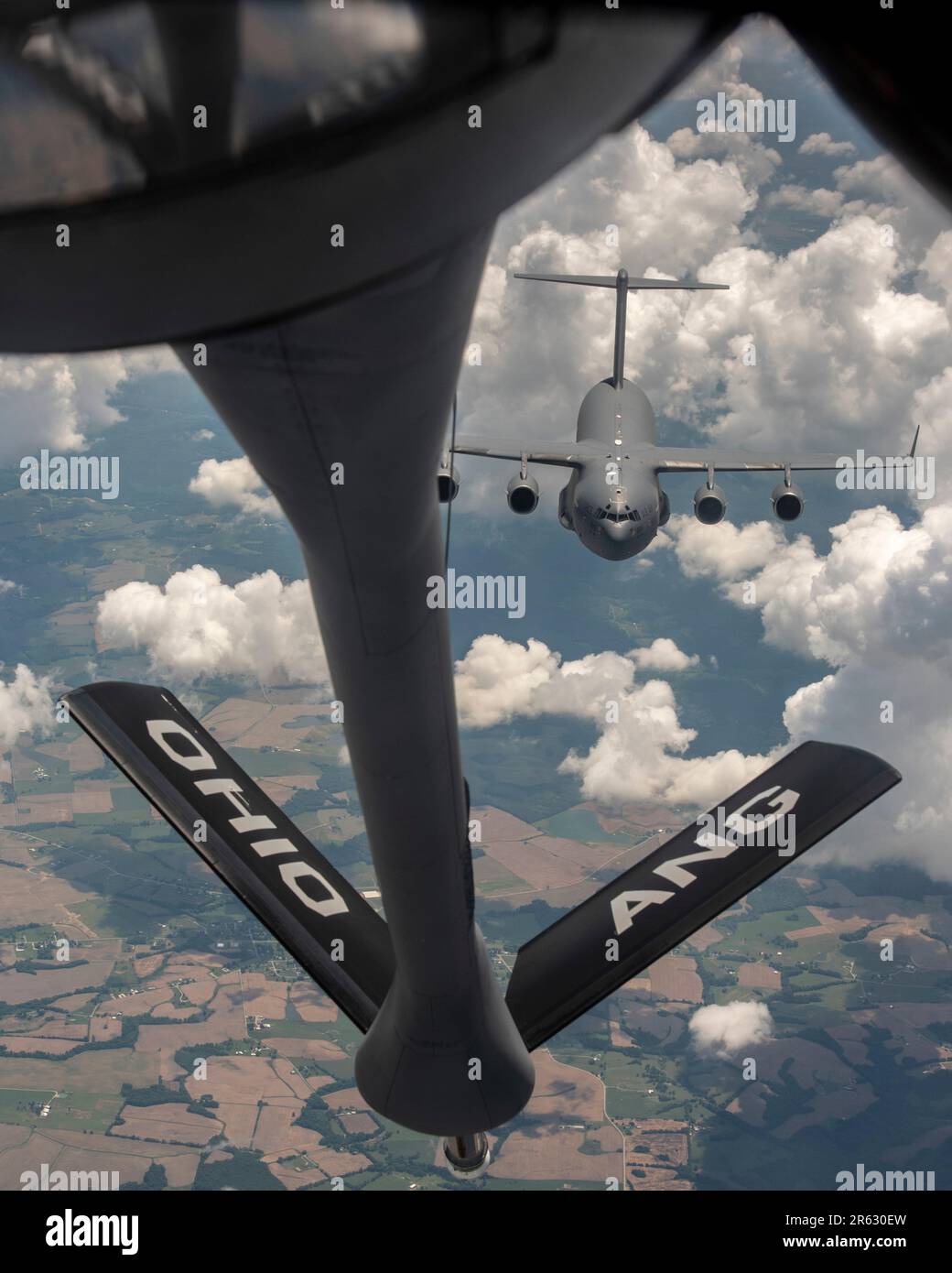 Un KC-135 Stratotanker affecté à la 121st Escadre de ravitaillement en vol, de la Garde nationale de l'Ohio, ravitaillent en carburant un C-17 Globemaster III de la 911th Escadre de transport aérien, Commandement de la Réserve de la Force aérienne, dans le ciel au-dessus de Tennessee 1 juin 2023. Les unités se forment régulièrement pour s'assurer qu'elles peuvent fournir les capacités de mobilité mondiale rapide d'AMC, qui sont basées sur la direction de notre pays. (É.-U. Photo de la Garde nationale aérienne par Ralph Branson) Banque D'Images