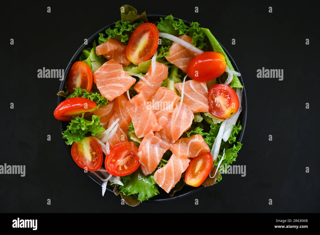 saumon frais cru poisson cuisine nourriture fruits de mer saumon poisson saine alimentation fond noir, salade de saumon filet de saumon avec feuille de laitue végétale toma Banque D'Images saumon frais cru poisson cuisine nourriture fruits de mer saumon poisson saine alimentation fond noir, salade de saumon filet de saumon avec feuille de laitue végétale toma Banque D'Images